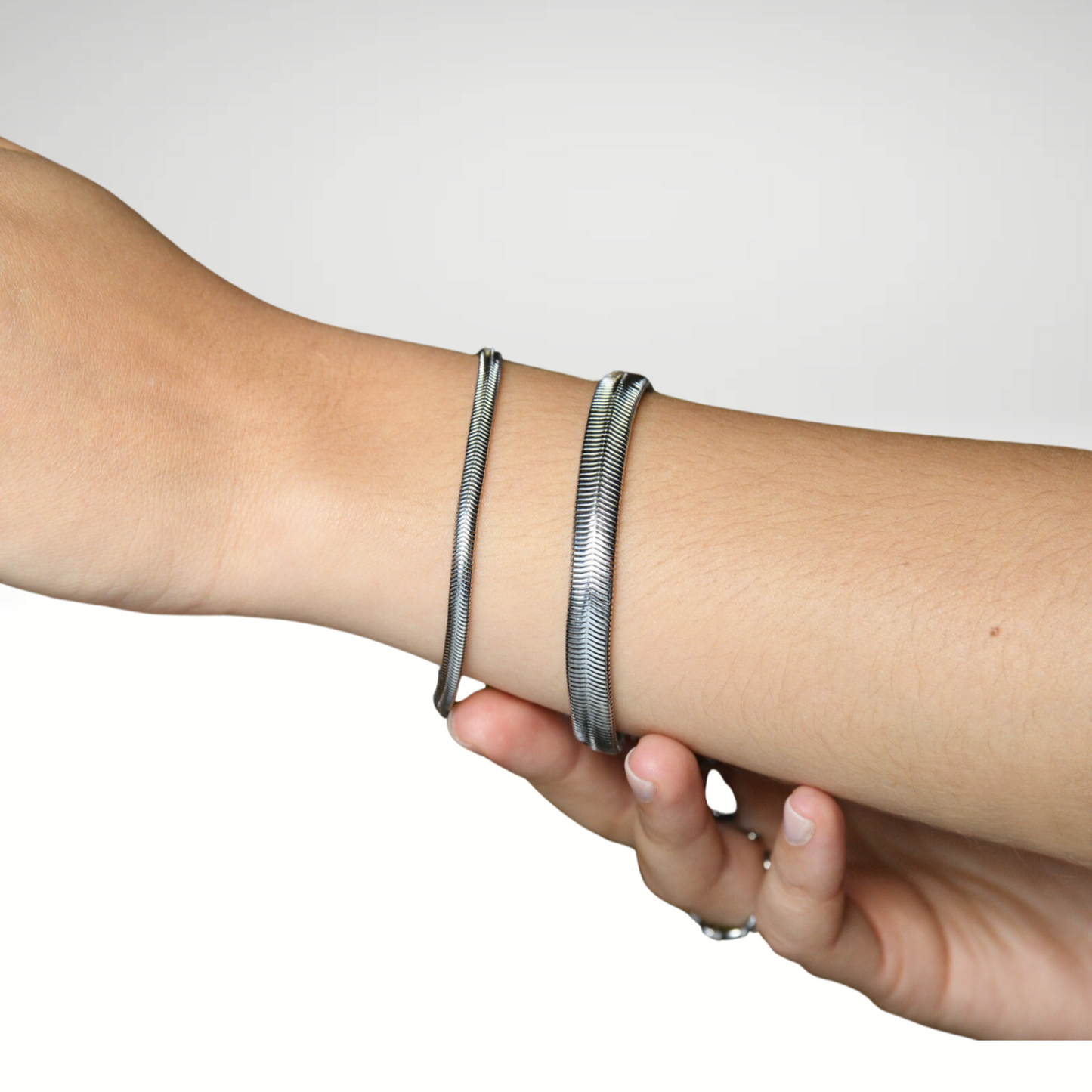 Bracelet intemporel en métal argenté brillant.