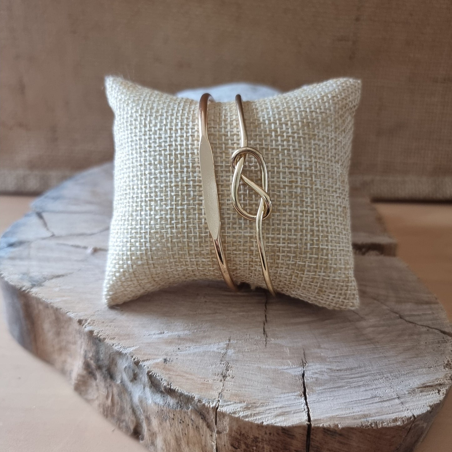 Bijou doré raffiné avec motif nœud, bracelet double jonc au style intemporel et minimaliste
