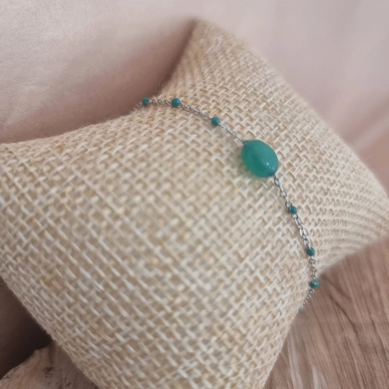 Bijou fantaisie élégant avec perle verte centrale