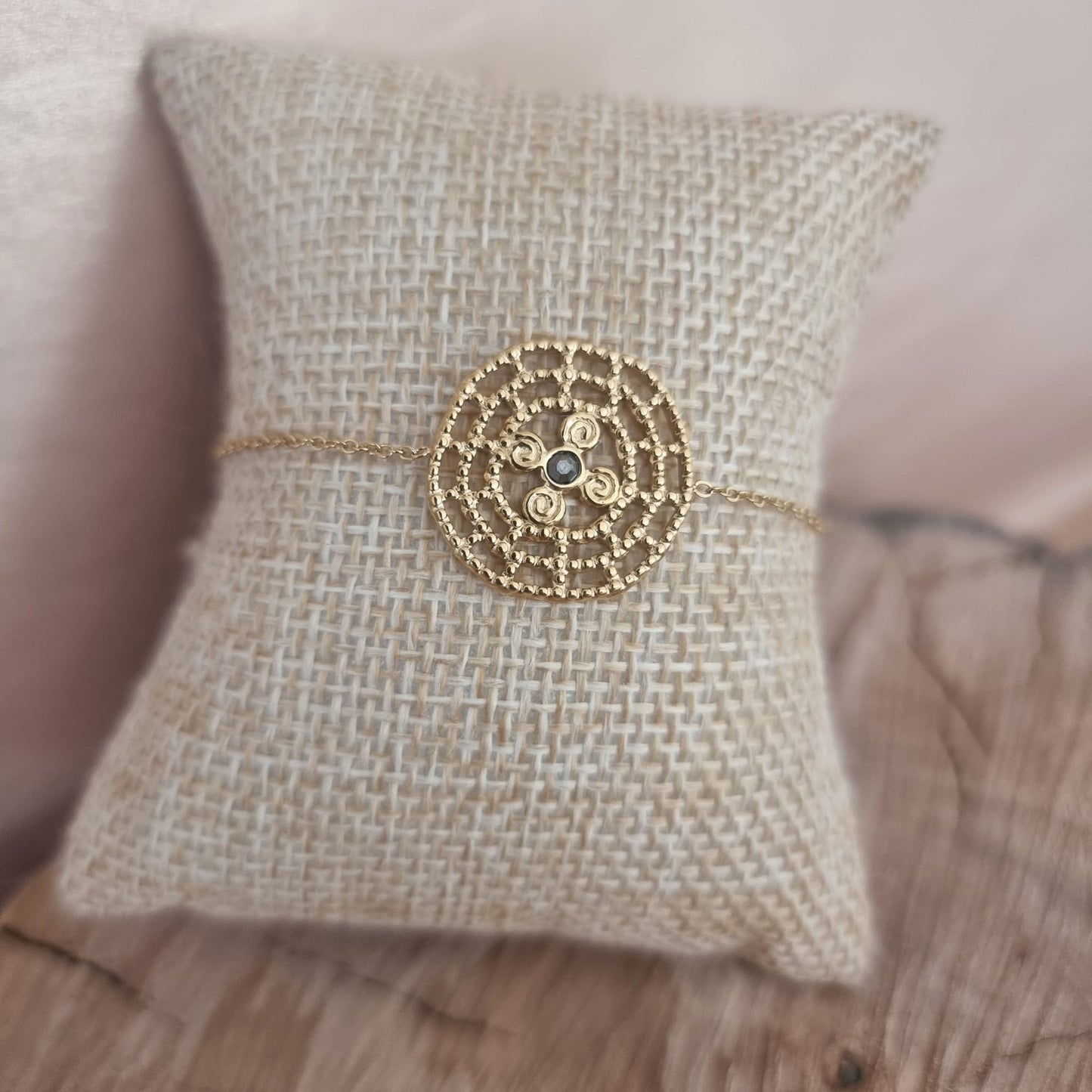 Bracelet doré élégant et raffiné, orné d’un motif ajouré délicat, parfait pour une touche tendance
