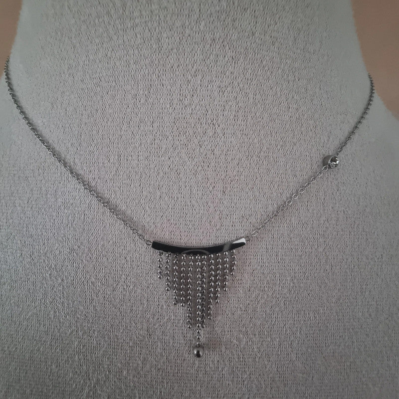 Collier satiné neuf pour femme, design moderne et élégant avec pendentif cascade
