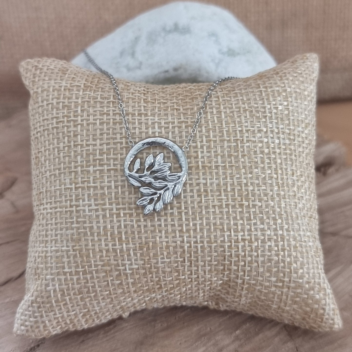 Collier discret et élégant inspiré de la nature avec pendentif feuille