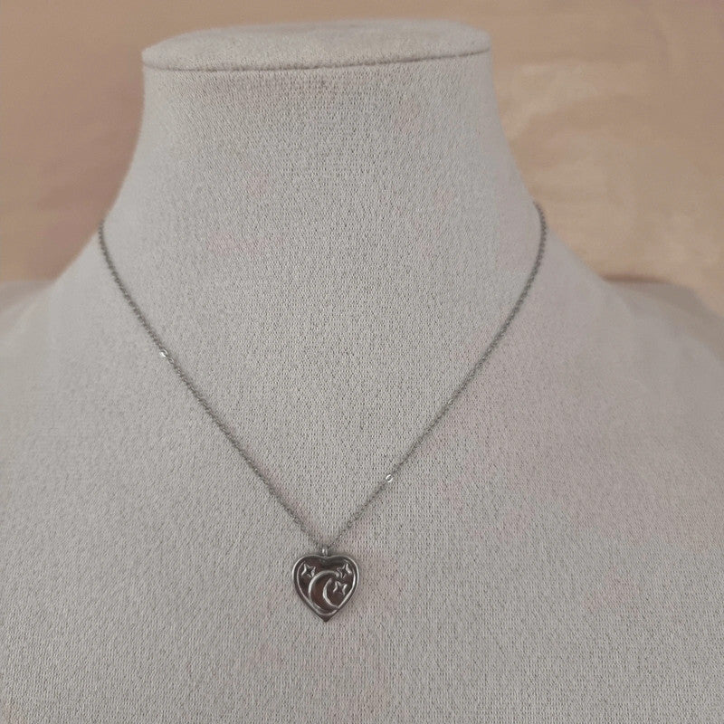 Bijou tendance Satine, collier cœur argenté avec lune et étoiles