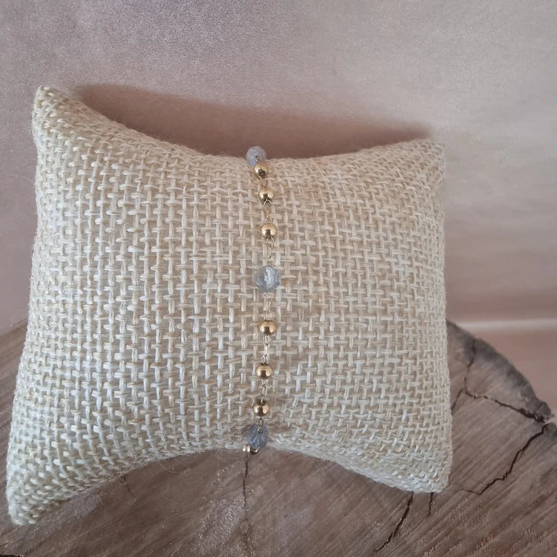Bracelet ajustable 16 cm + 3 cm, doré avec perles blanches, bijou raffiné.