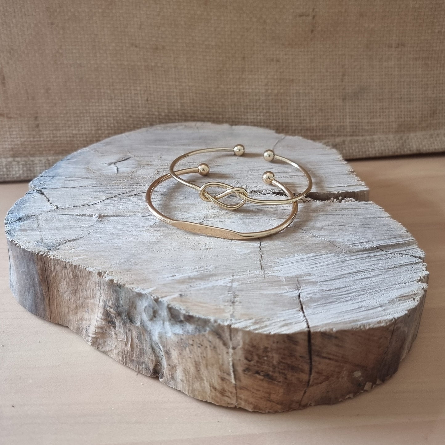 Bracelet doré chic pour femme, composé de deux joncs fins avec détail nœud élégant