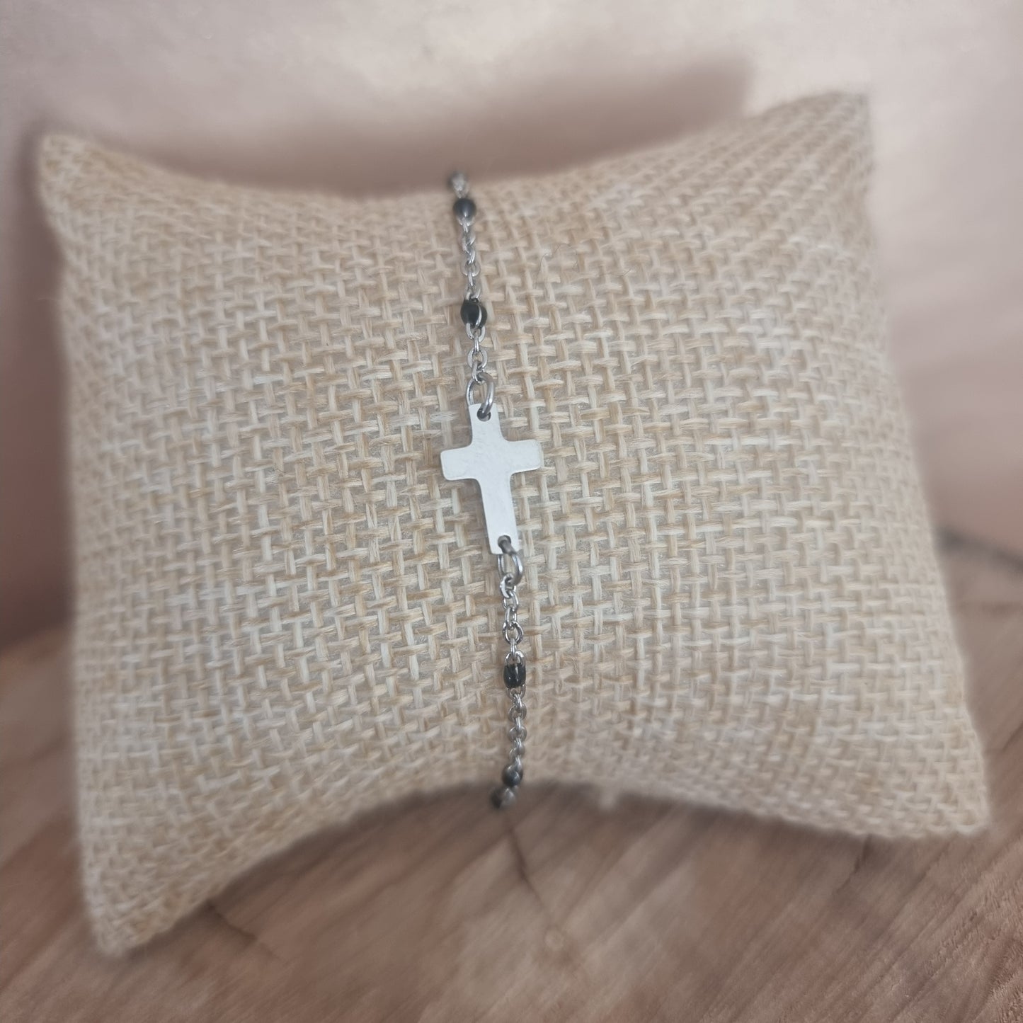 Bracelet croix argentée, mini perles noires, délicat