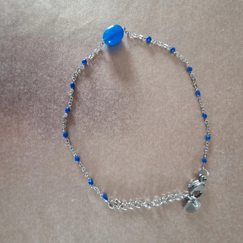 Bracelet femme tendance perles bleues et chaîne fine