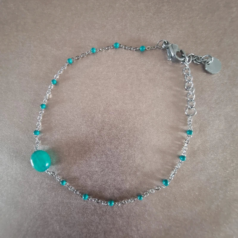 Bracelet femme tendance perles vertes et chaîne fine