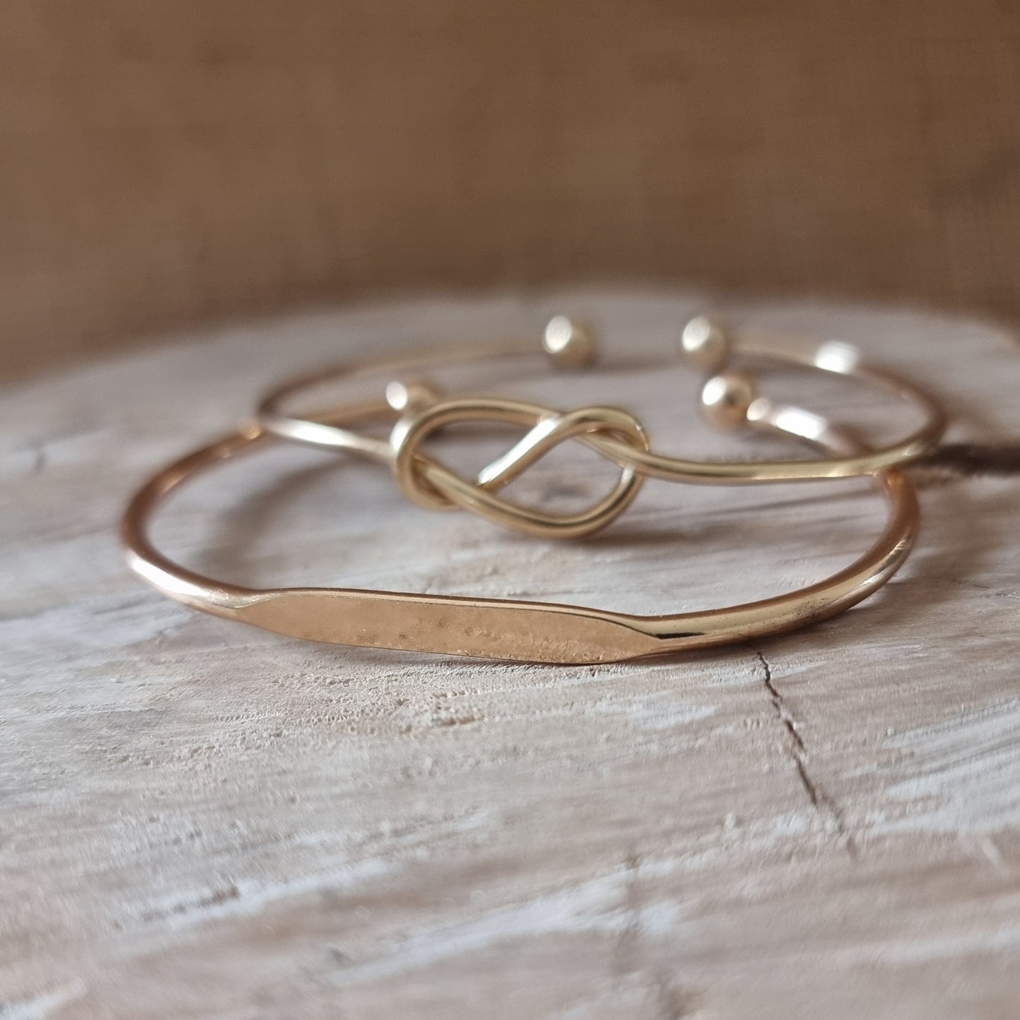 Bracelet doré fin et minimaliste, double jonc raffiné au design intemporel