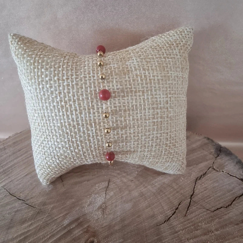 Bracelet élégant en acier inoxydable doré et perles roses pour femme.