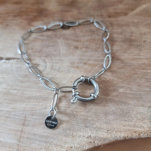 Bracelet tendance au design élégant et intemporel.