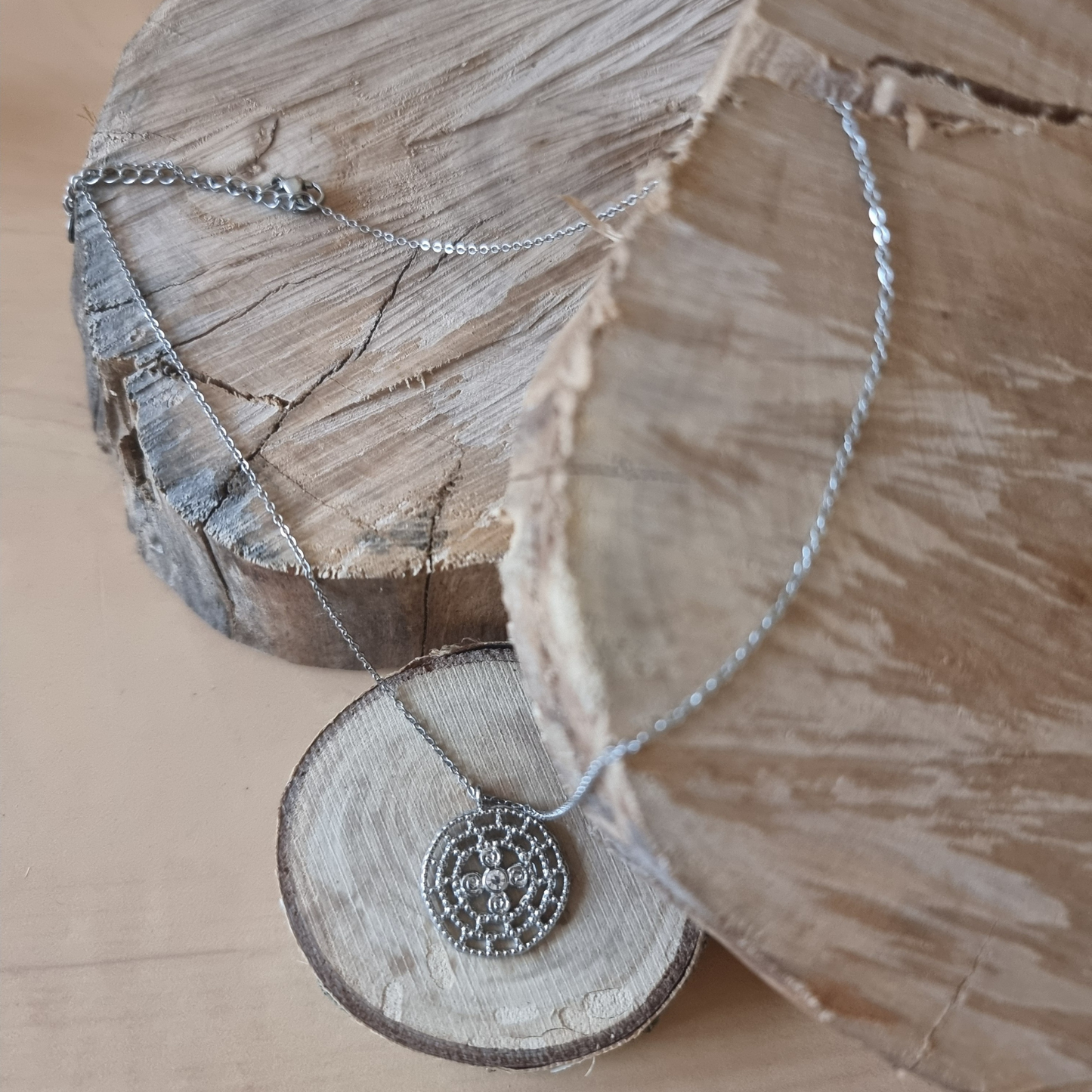 Détail de la chaîne fine argentée du collier.