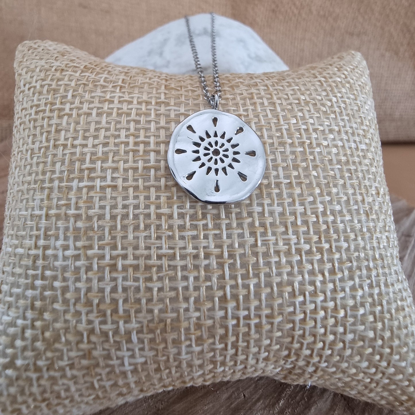 Collier élégant argenté en acier inoxydable avec pendentif ajouré