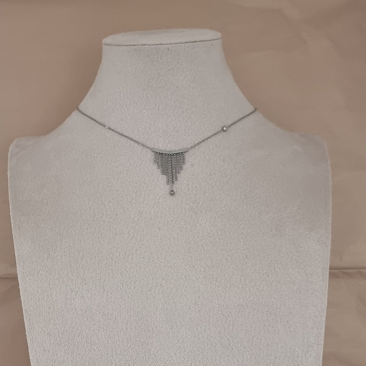 Bijou raffiné pour femme, collier satiné avec pendentif original en chaînettes