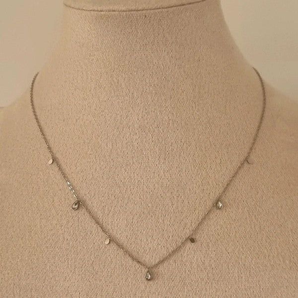 Collier discret pour femme, chaîne argentée ornée de petites pampilles et de strass brillants