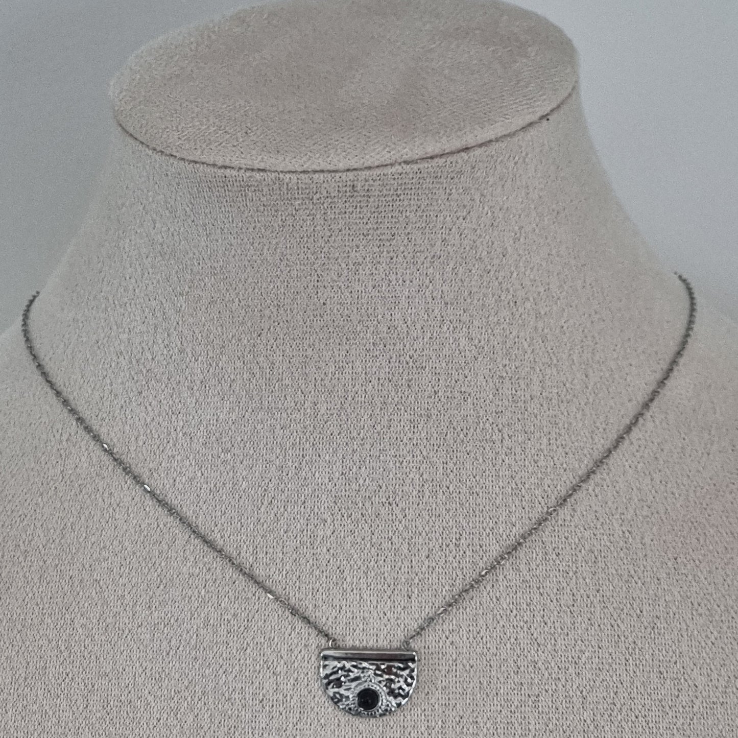 Collier demi-lune Satine en acier inoxydable avec pierre noire centrale