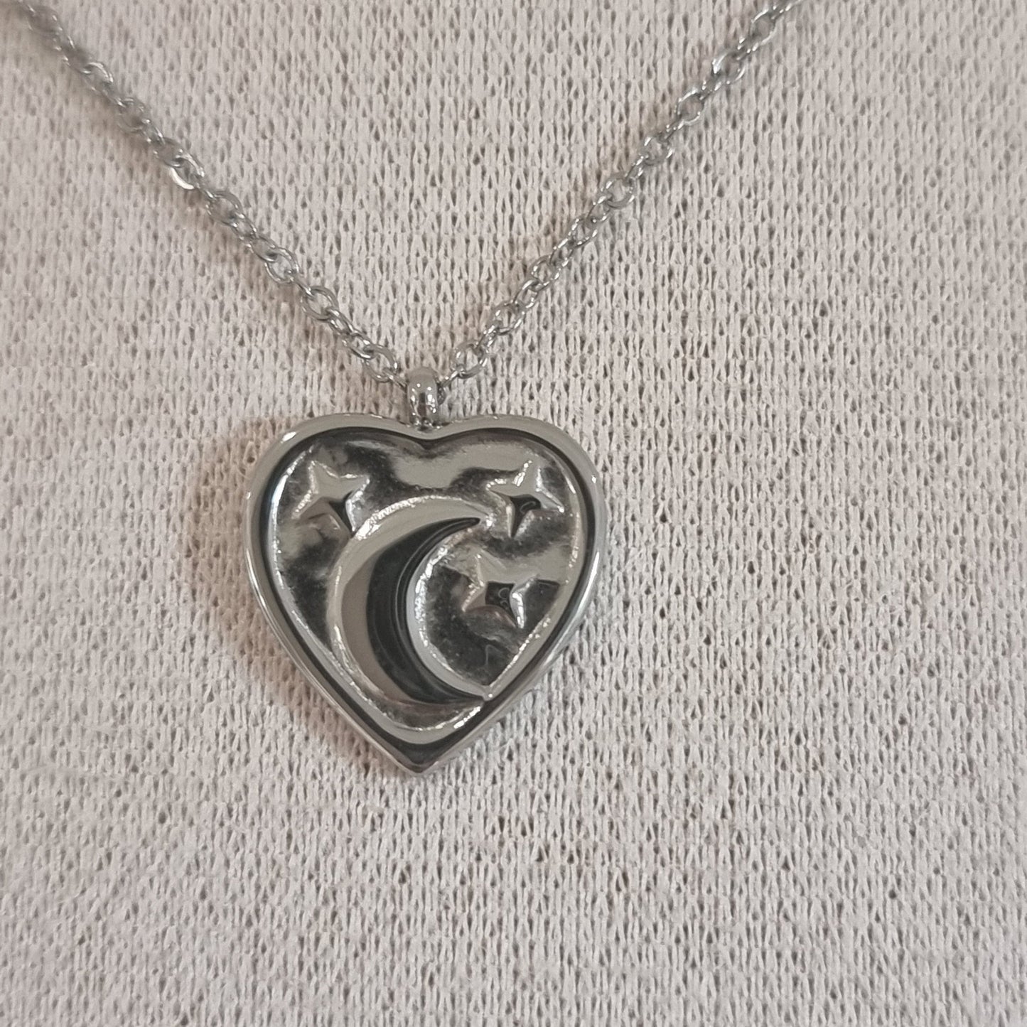 Pendentif cœur argenté Satine avec lune et petites étoiles
