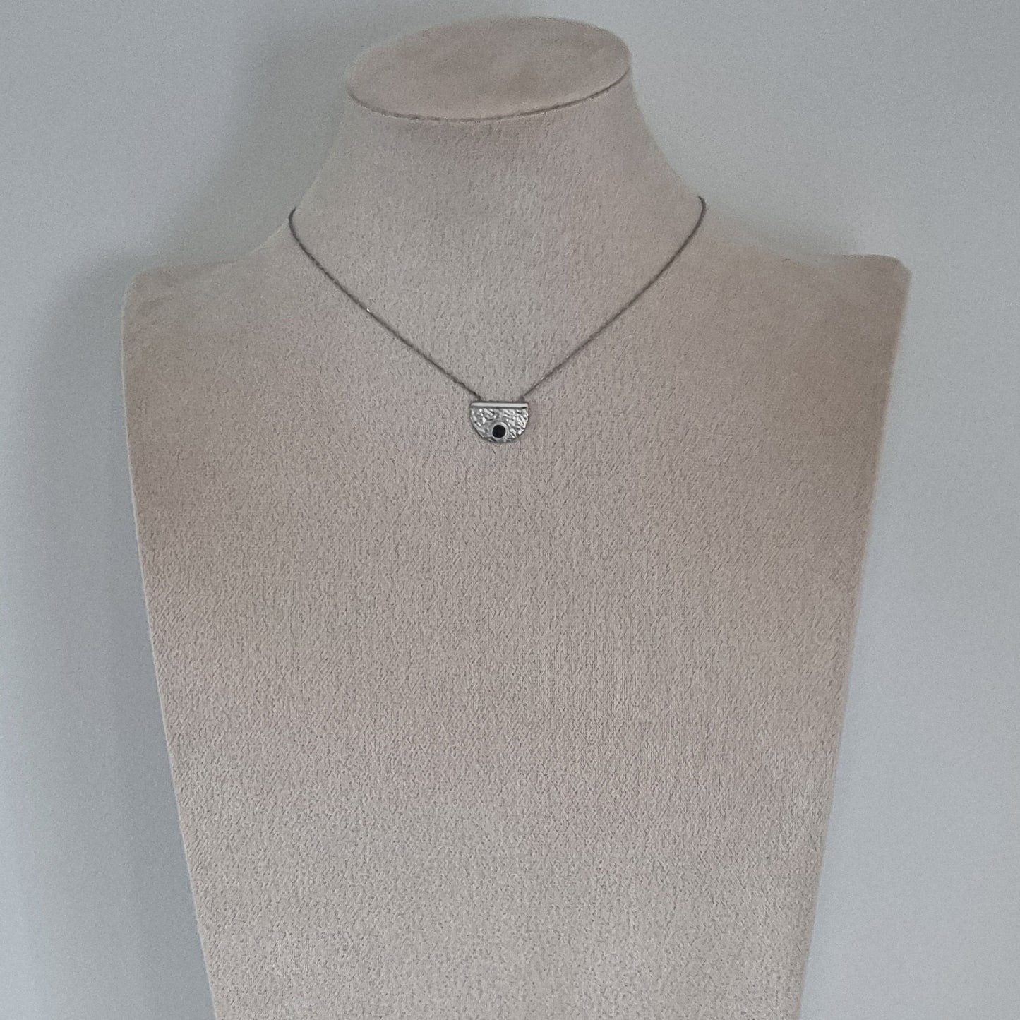 Pendentif demi-lune texturé avec pierre noire sur collier en acier inoxydable