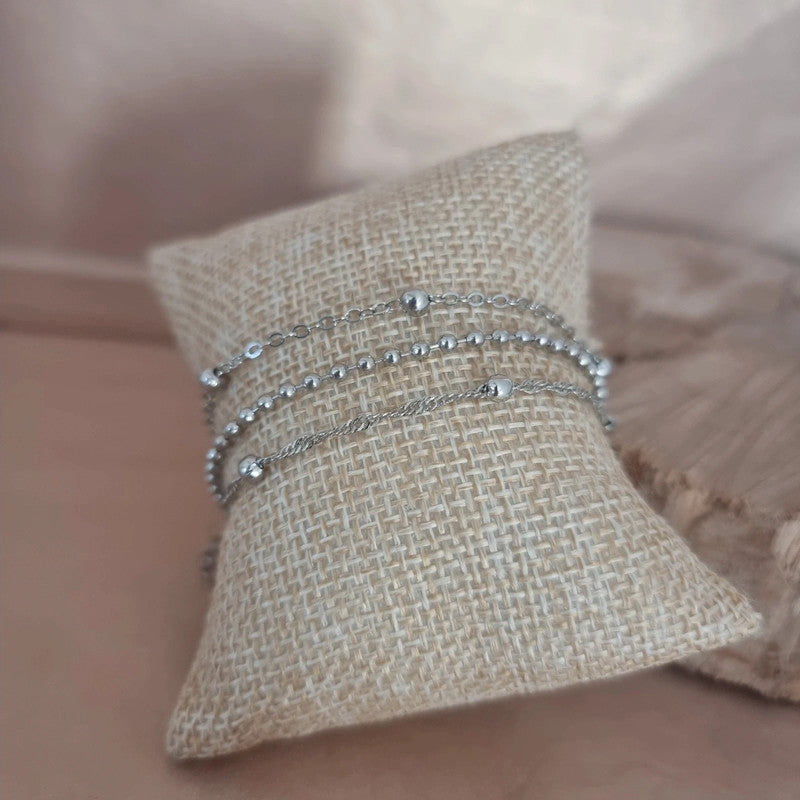 Trio de bracelets "Aurore" en acier inoxydable, composé d’un bracelet à mailles fines, d’un modèle à petites perles et d’un design contemporain, vue rapprochée