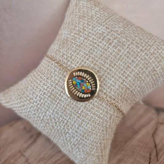 Bracelet doré avec médaillon rond et pierres colorées