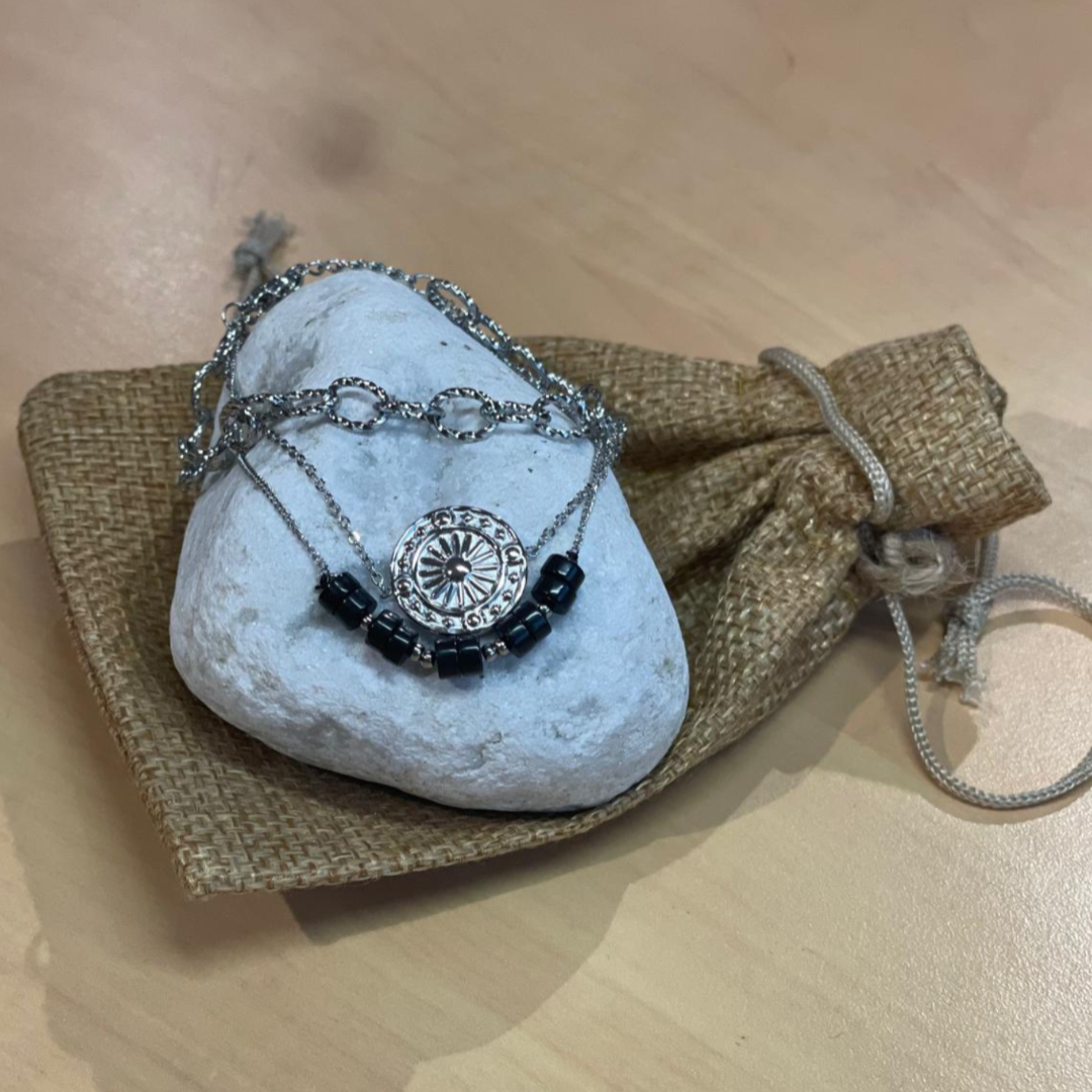 Bracelet argenté original avec médaillon soleil