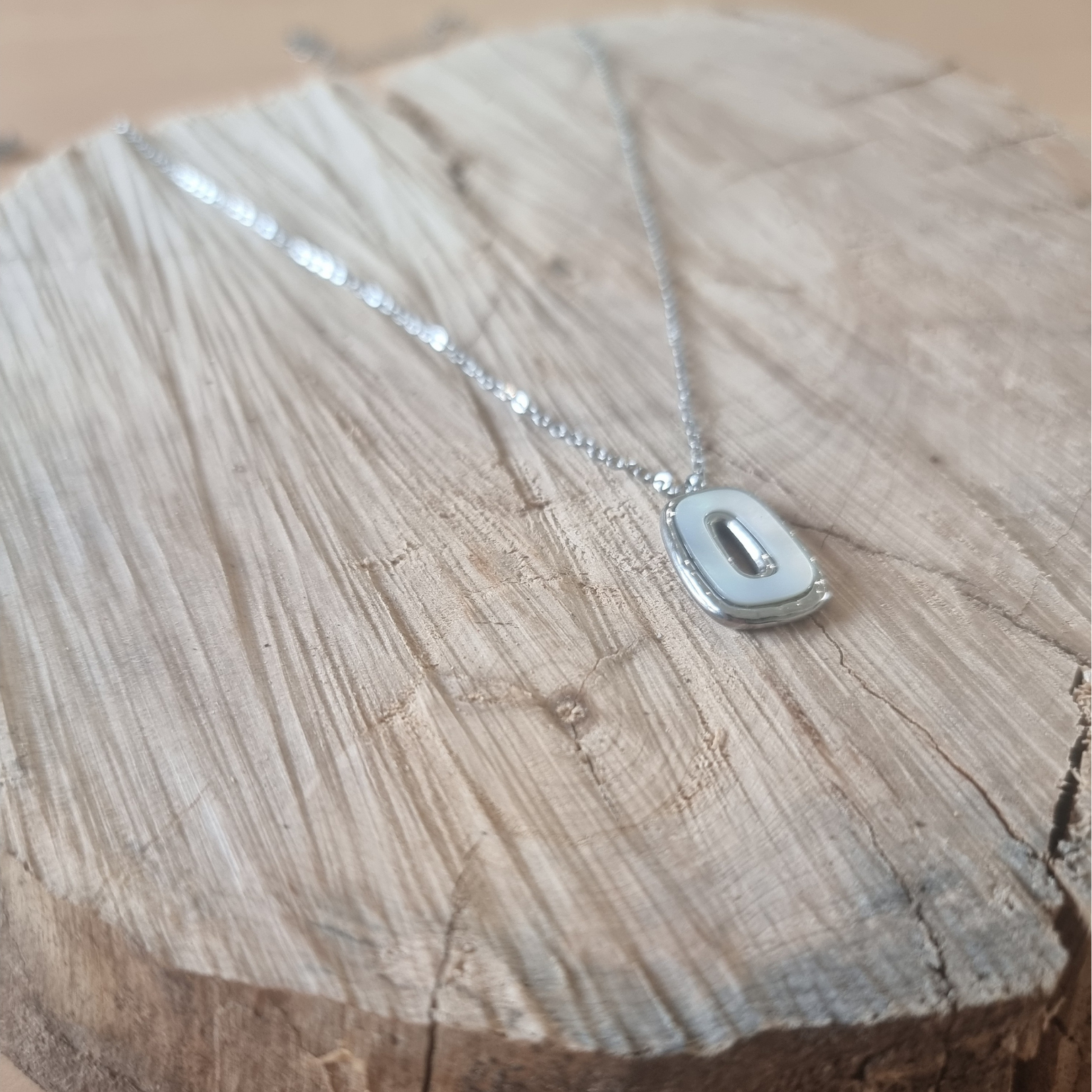 Pendentif ovale design simple et tendance