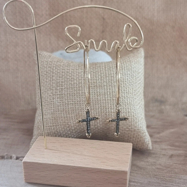 Bijoux femme créoles dorées avec pendentif croix élégant