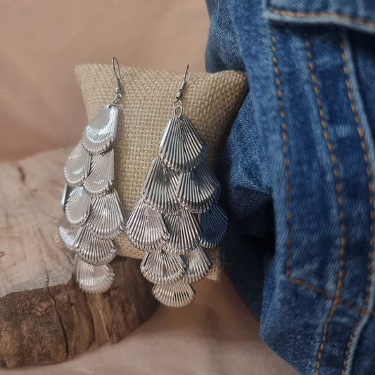 Boucles d’oreilles argentées pendantes en forme d’écailles