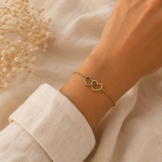 Bracelet AMORE porté au poignet en acier inoxydable doré - MissZa