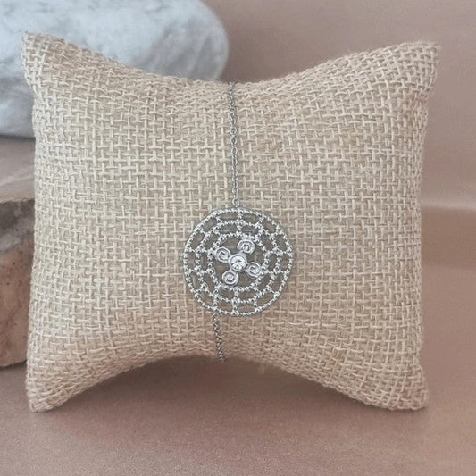 Bracelet argenté en acier inoxydable avec pendentif rond en filigrane et motif spirale délicat, vue rapprochée