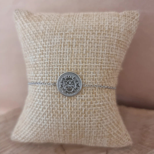 Bracelet argenté maille fine avec médaille pièce Dos Pesos vu de près