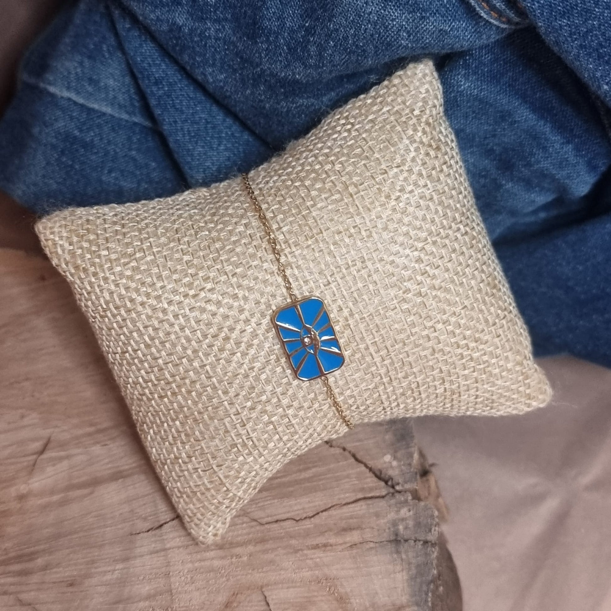 Bijou femme bracelet doré élégant avec motif œil bleu