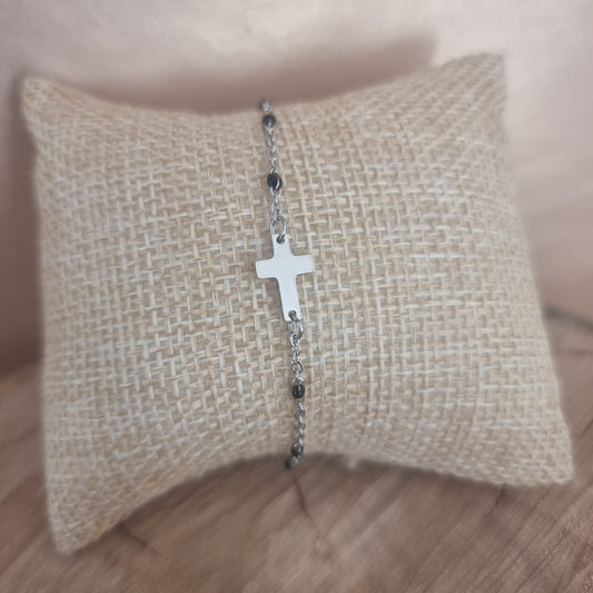 Bracelet croix argentée, mini perles noires, délicat