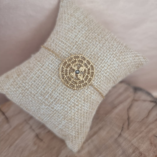 Bracelet doré fin avec médaillon rond ajouré style mandala, bijou bohème chic pour femme