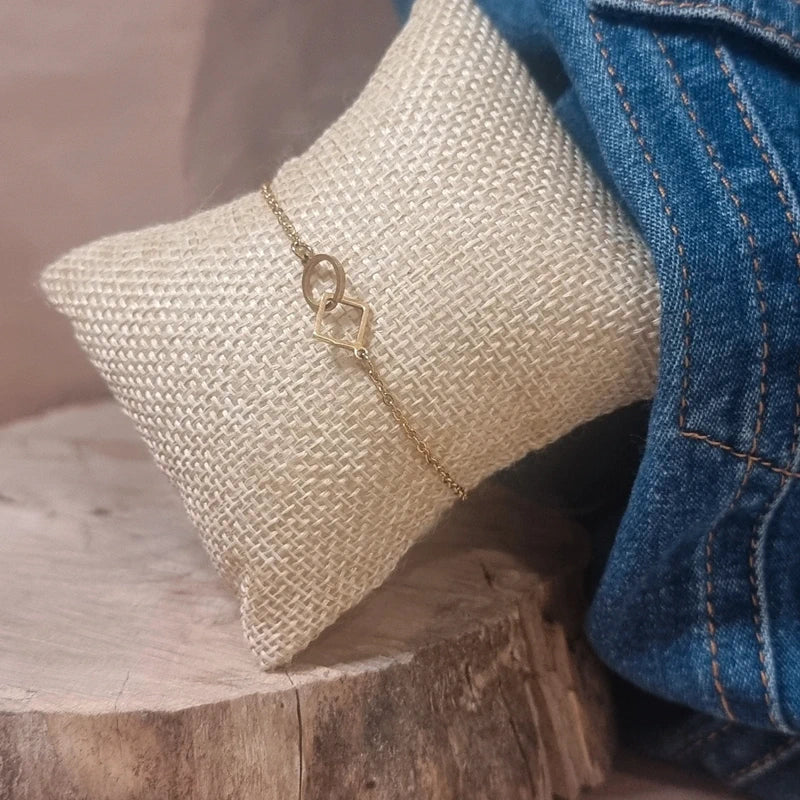 Bracelet doré minimaliste pour femme avec rond et losange entrelacés