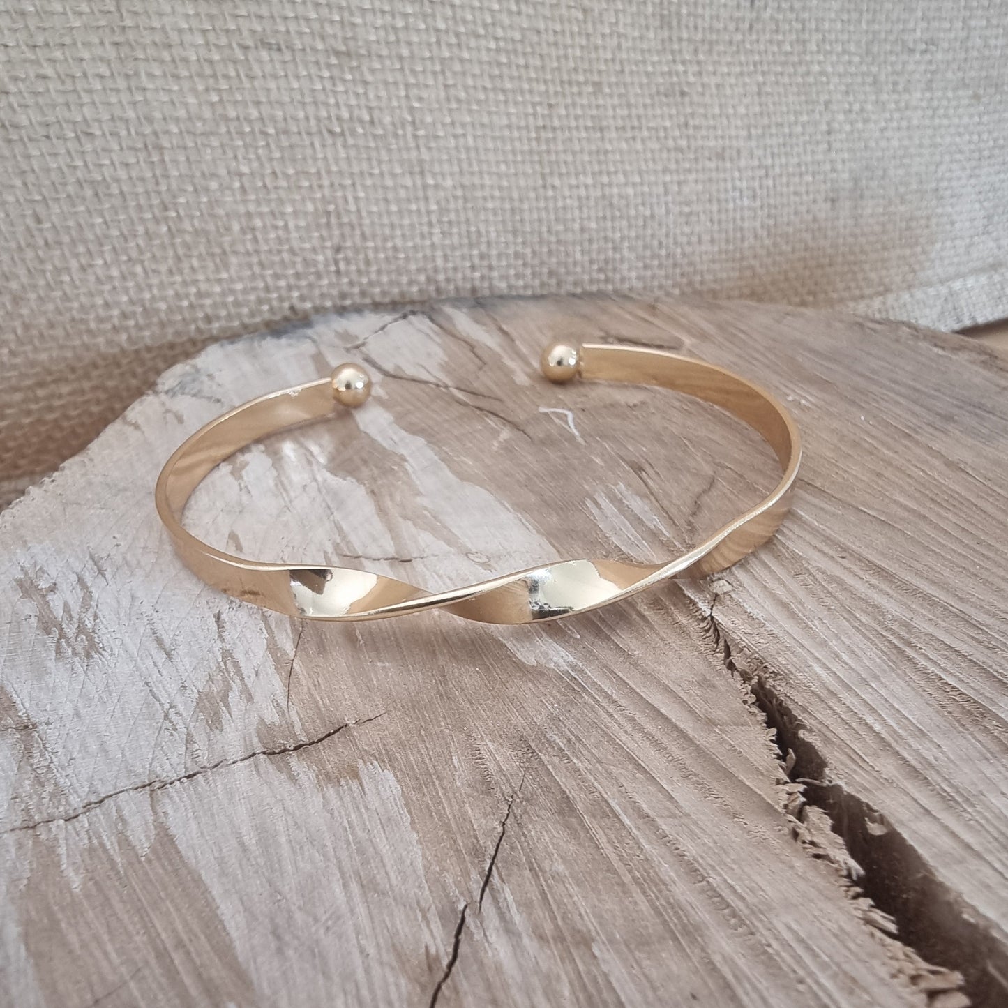 Bijou doré minimaliste pour femme