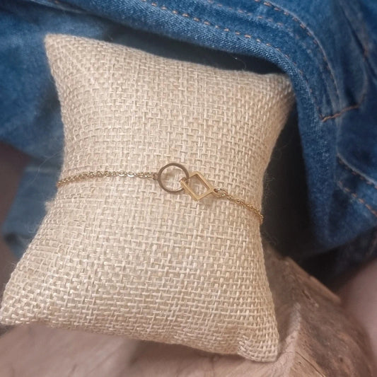 Bracelet doré avec un rond et un losange entrelacés, bijou élégant pour femme