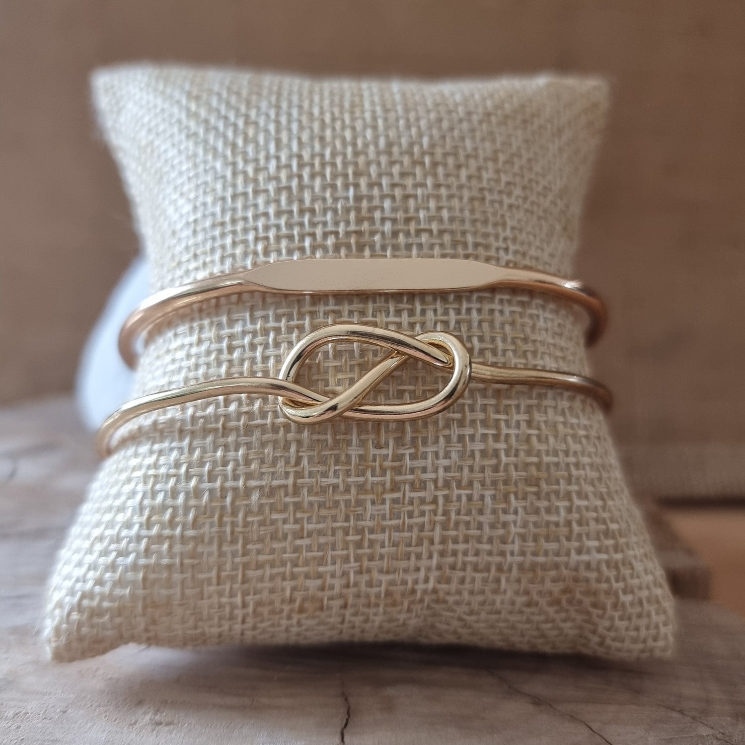 Bracelet double jonc doré avec détail nœud, bijou chic et élégant pour femme
