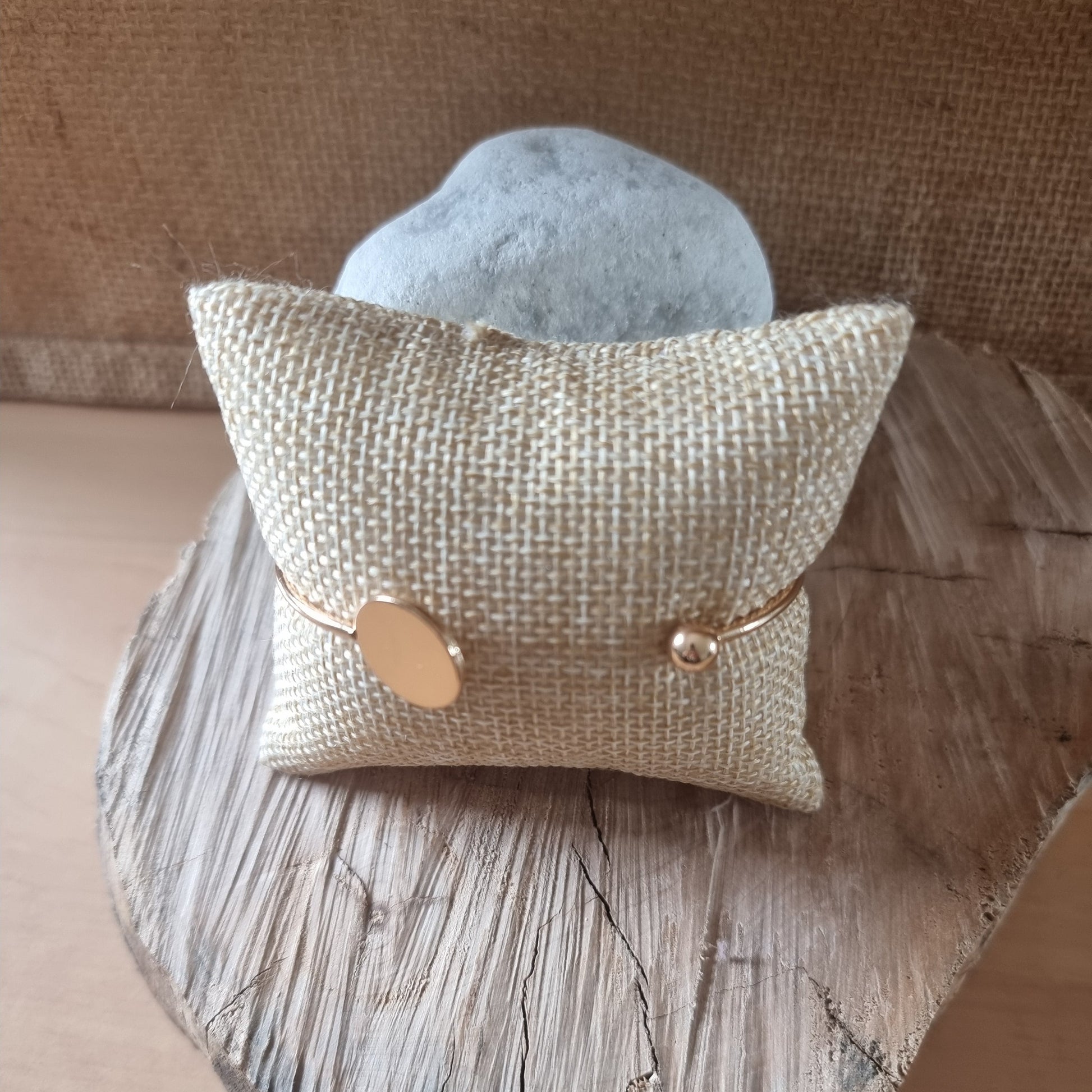 Bijou doré minimaliste pour femme