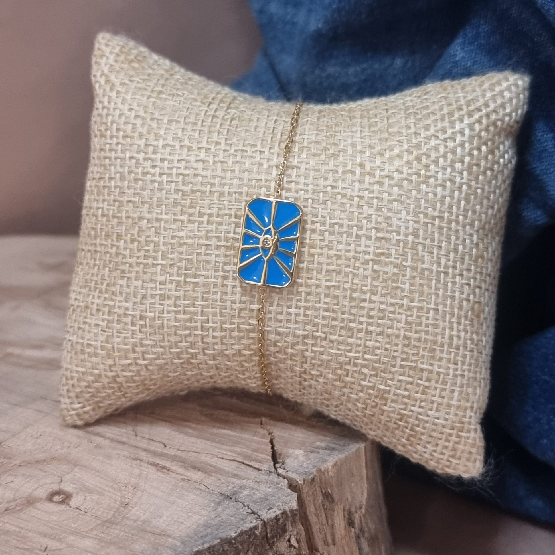 Détail du bracelet fin doré avec symbole œil porte-bonheur