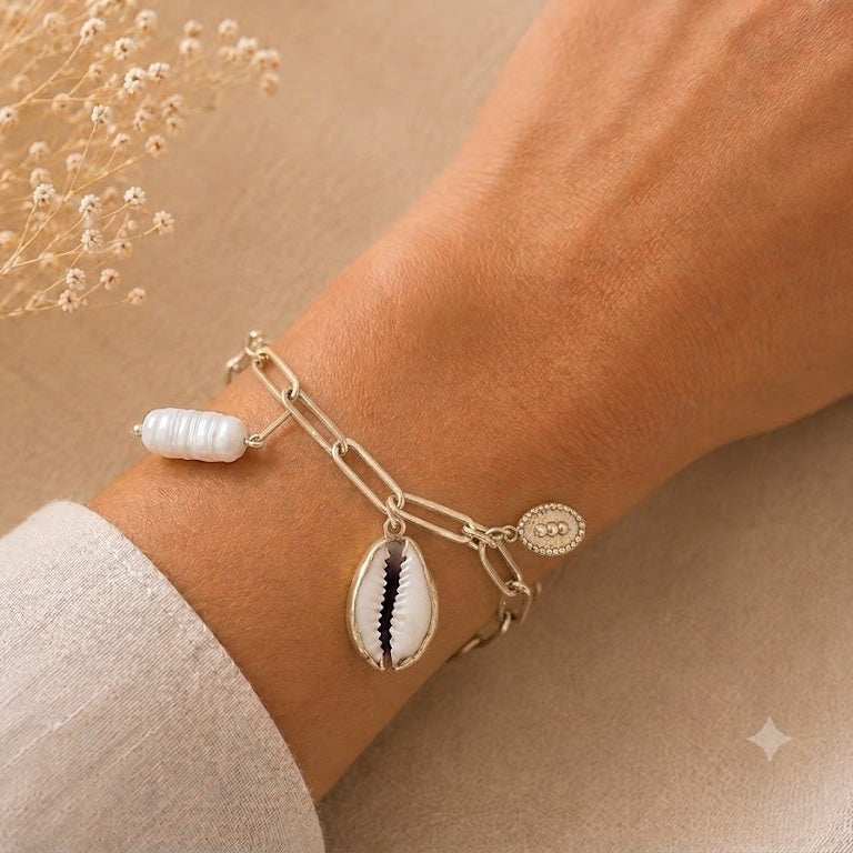 Bracelet OCEANE doré mailles trombones avec pampille coquillage naturel serti et médaille - MissZa