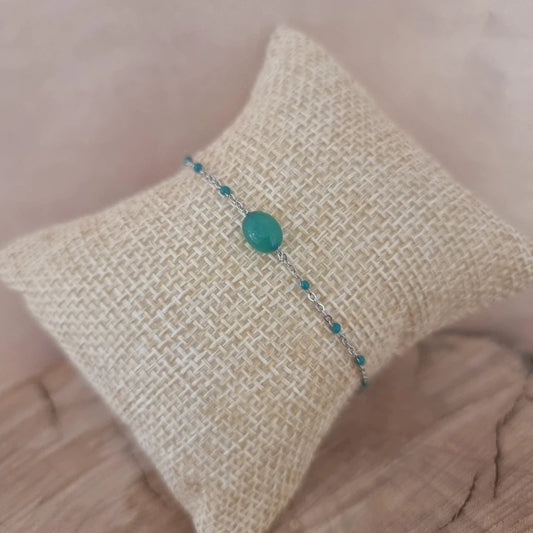 Bracelet chaîne argentée avec perles vertes