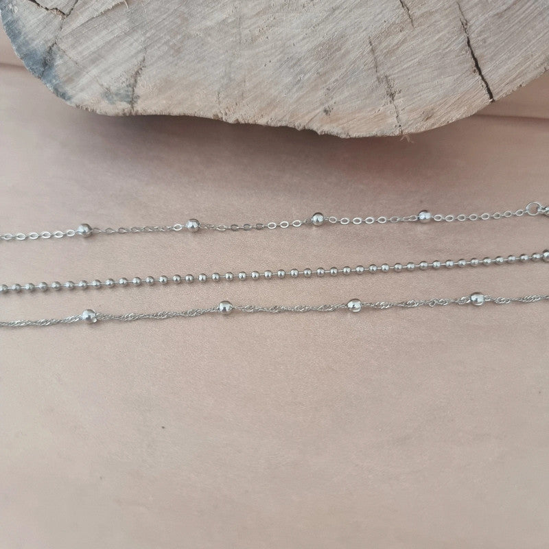 Ensemble de trois bracelets "Aurore" en acier inoxydable, résistants à l’eau et élégants, posé sur fond neutre