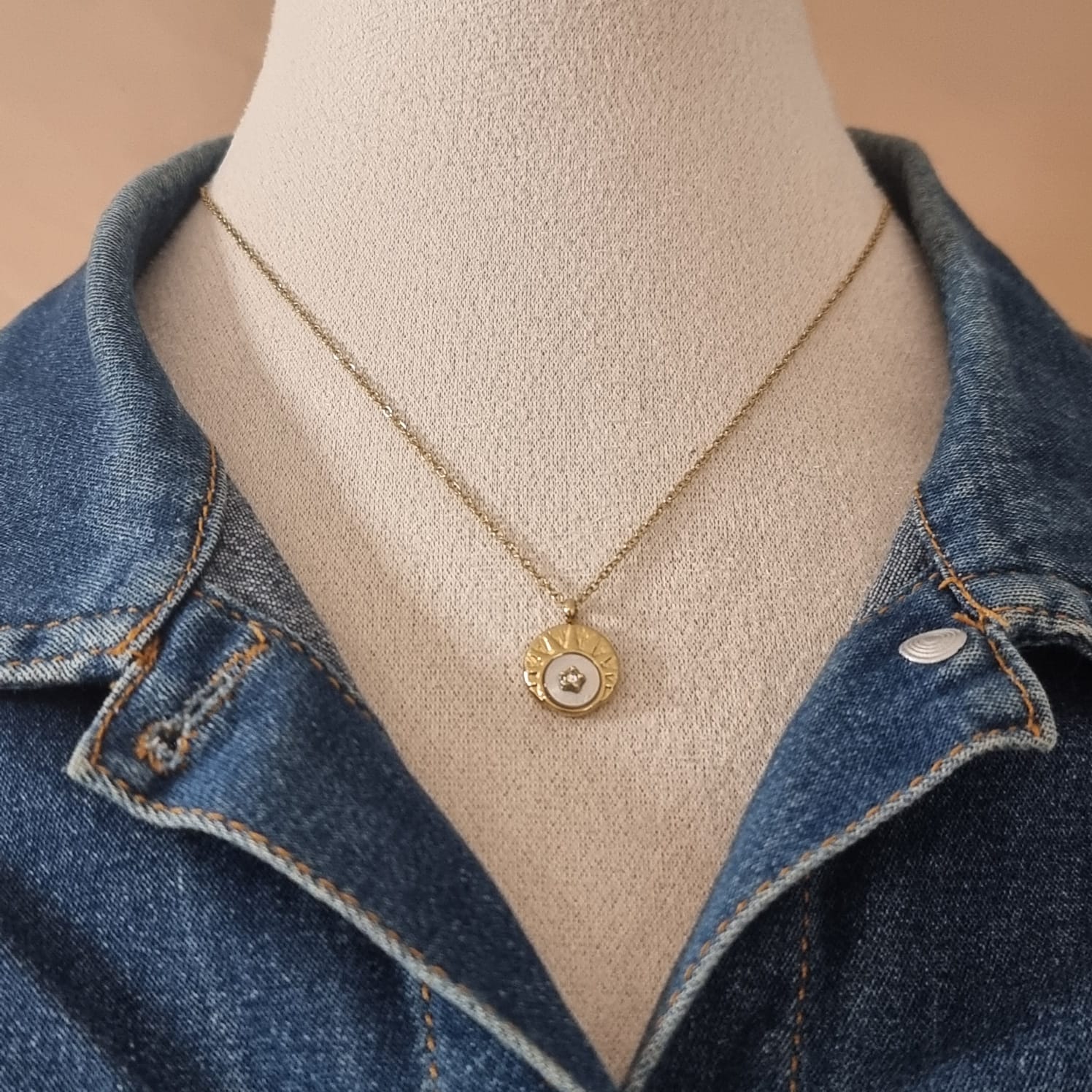 Collier AMBRE doré avec pendentif soleil gravé et étoile au centre, en acier inoxydable