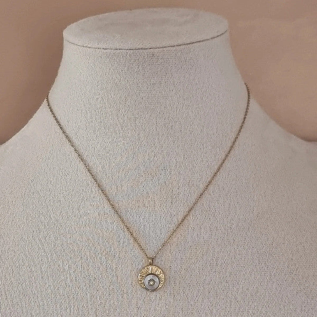 Bijou chic et solaire, collier AMBRE avec pendentif doré représentant un soleil et une étoile, symbole d’énergie et d’espoir