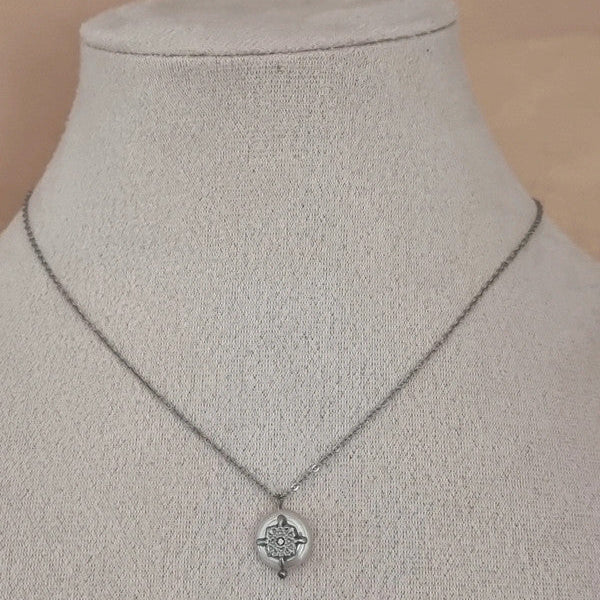 Collier ANAE Satine en acier inoxydable vu de face sur présentoir