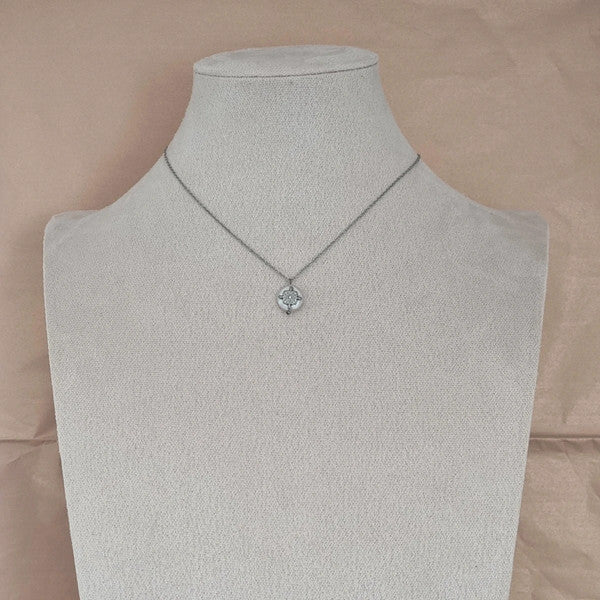 Collier ANAE Satine porté pour un look élégant et minimaliste