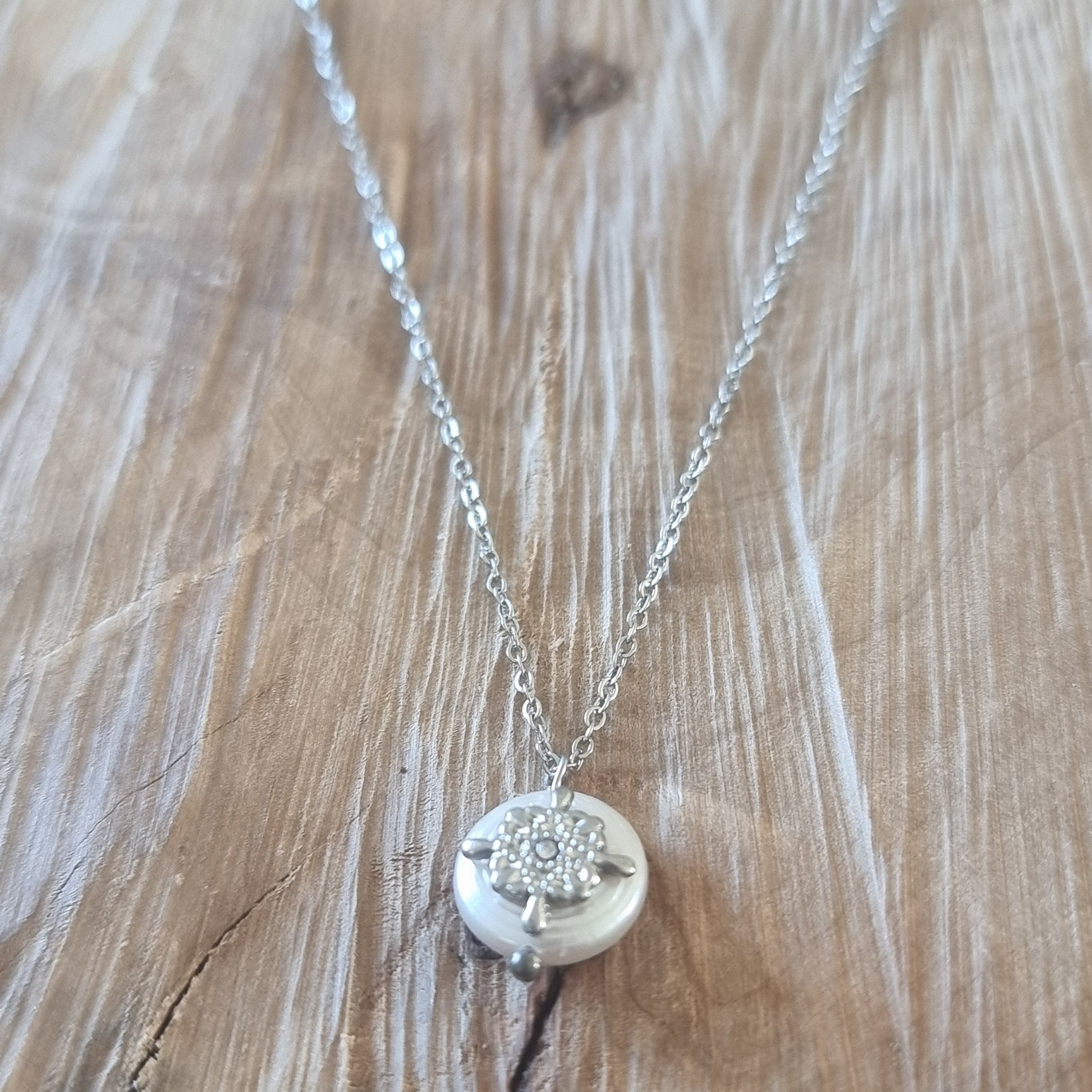 Détail du pendentif du collier ANAE Satine en acier inoxydable