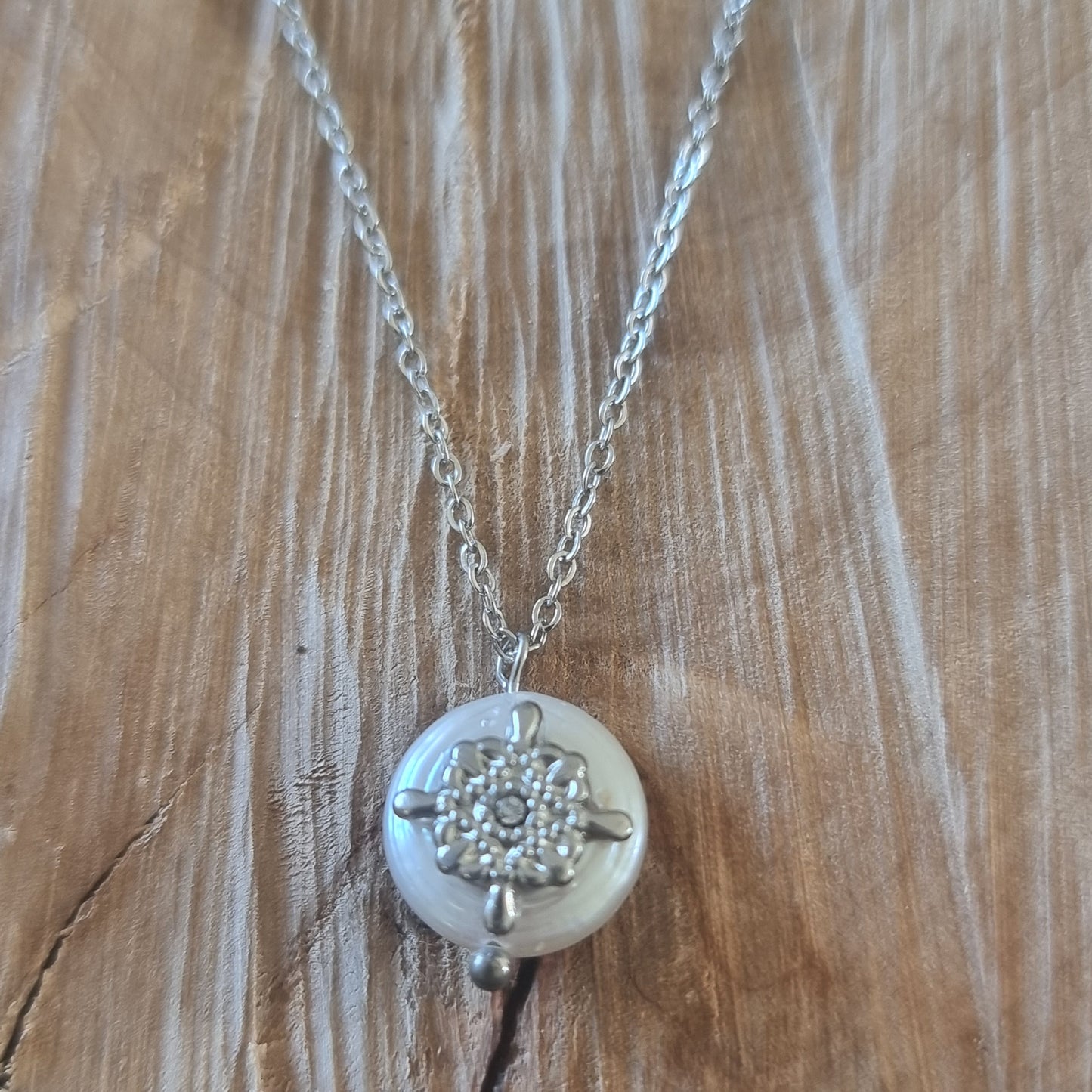 Zoom sur le motif central du pendentif du collier ANAE Satine