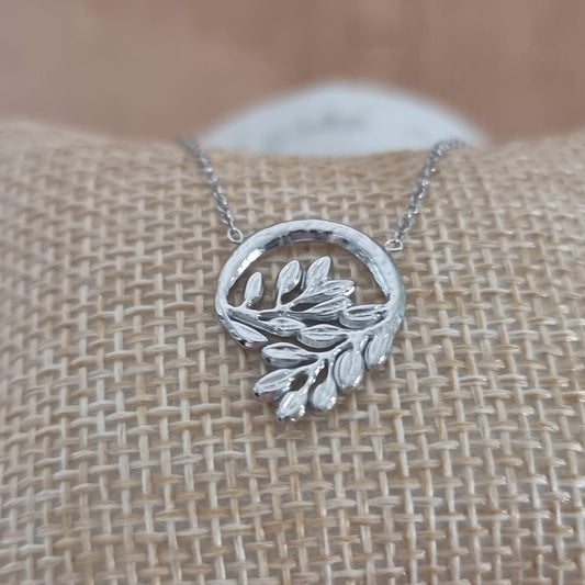 Collier argenté pendentif cercle orné de feuilles minimalistes